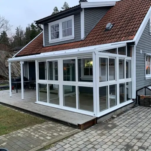 Vinterhage med takoverbygg